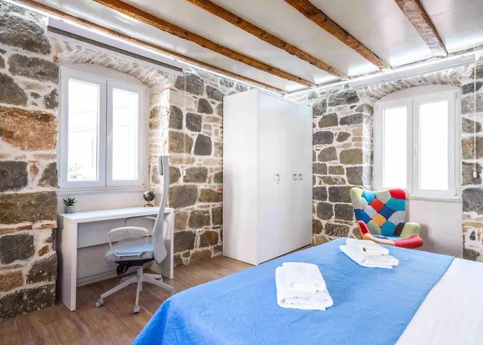 Studio Central Split Split