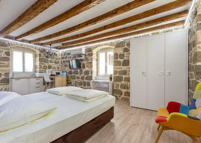 Studio Central Split Split