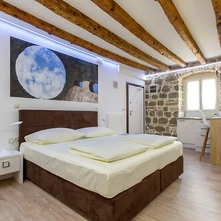 Studio Central Split